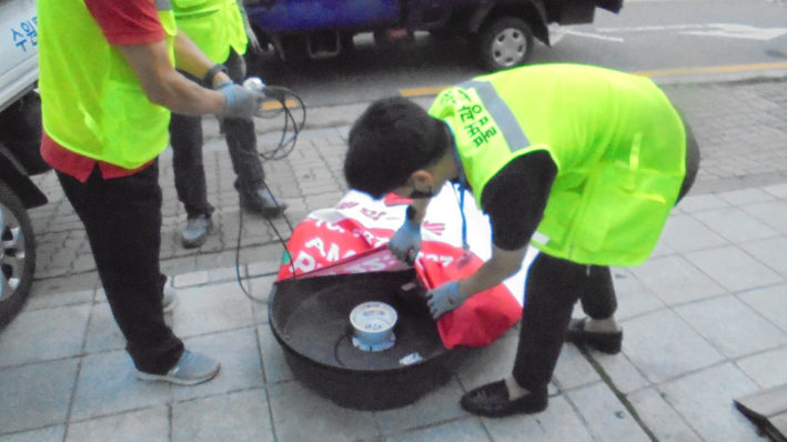 불법 광고물 정비 중인 사진