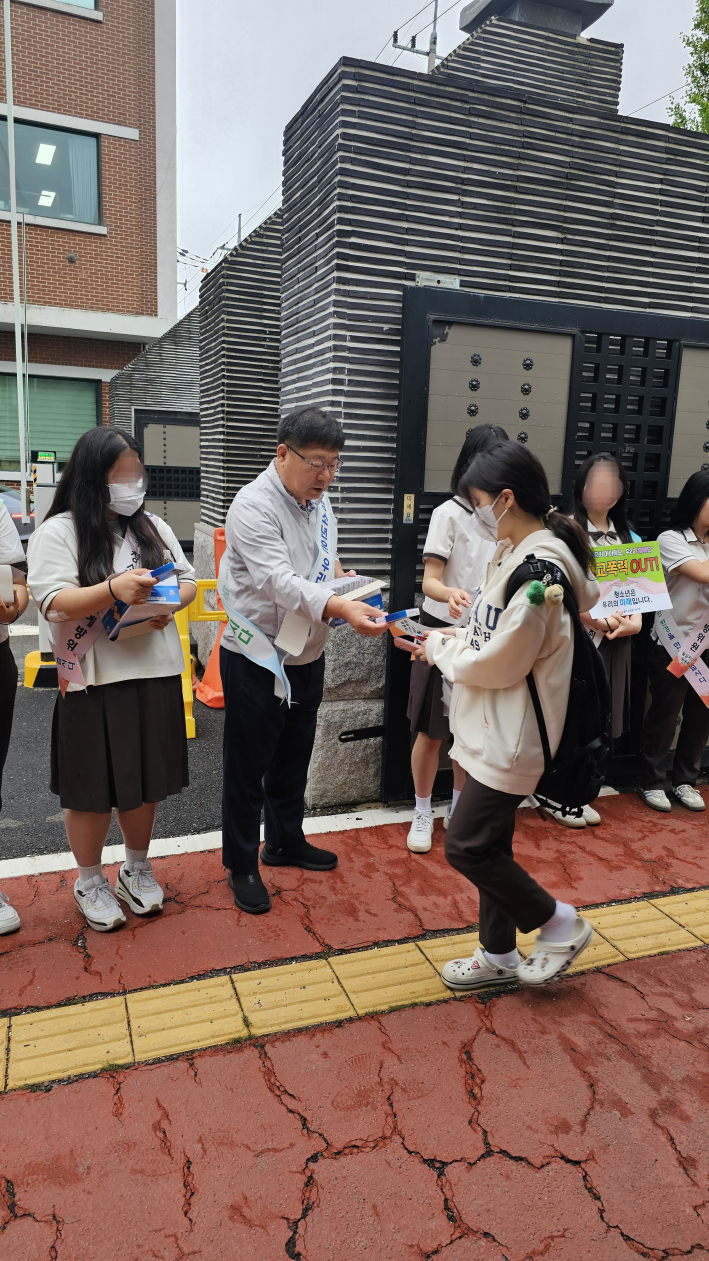 매향여자정보고등학교 에서 학교폭력 예방 및 금연 캠페인을 실시하고 있다.