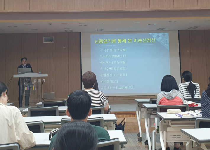 노승석 작가는 난중일기를 통해 본 이순신 정신을 설명하고 있다. 