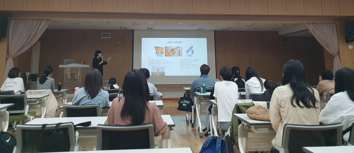 이경희 강사가 '천연두 예방 방법'을 설명하고 있다. 