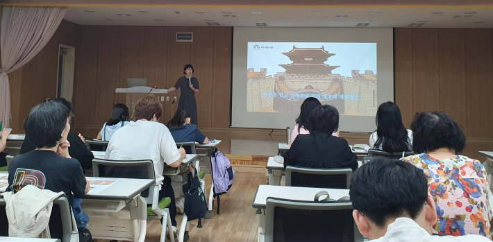  '아픔을 딛고 기록으로 남긴 정조의 개혁 정신'를 진행한 이경희 강사