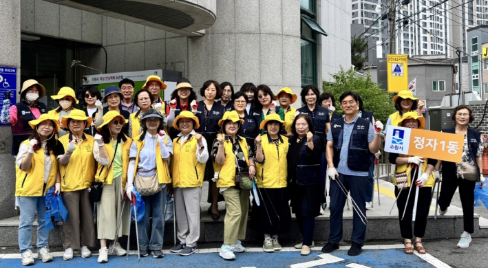 수원시 장안구 정자1동에서 장마철 대비 우수전  청소를 실시하고 있다.