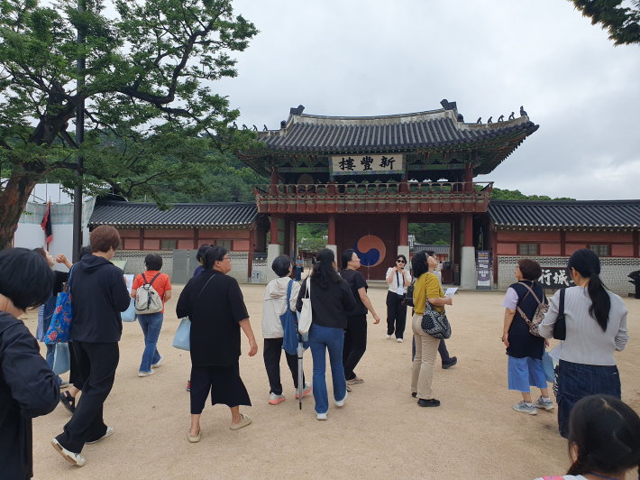 탐방을 위해 화성행궁 앞에 모인 시민들