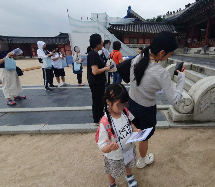 <정리의궤>에 나와 있는 기록을 보고 현재와 다른 점을 찾는 시민들