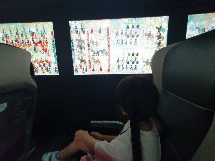 XR버스 1795행 체험을 하는 어린이 