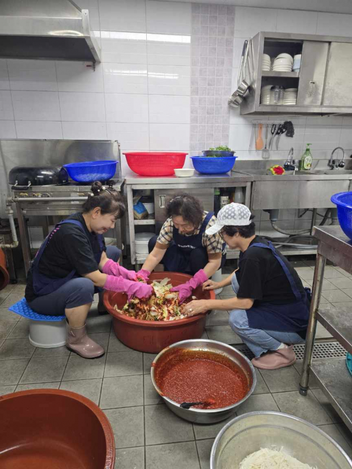 지역사회보장협의체 위원들이 정성스럽게 반찬을 준비하고 있다.