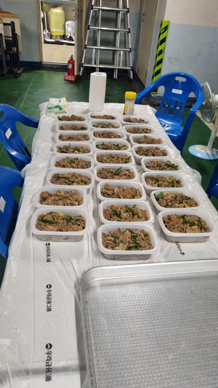 지역사회보장협의체 위원들이 정성스럽게 반찬을 준비하고 있다.