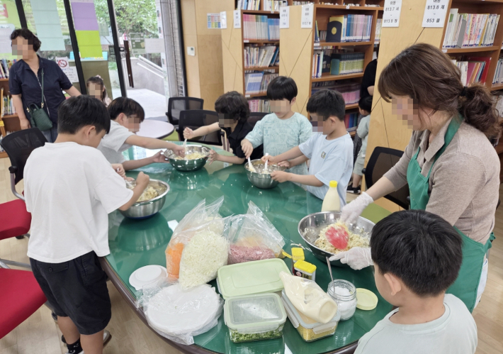 이이들이 감자를 이용해 요리를 하고있다.