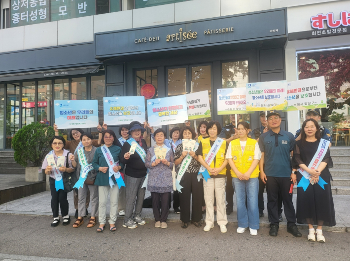 2025년 6월 27일 인계동 일대에서 청소년 캠페인을 진행중인 사진
