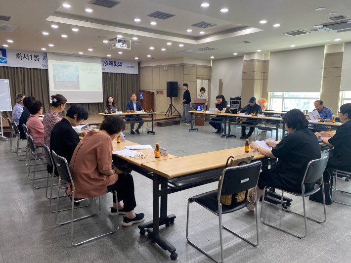 6월 월례회의를 진행하고 있다.