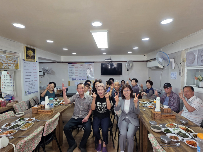 늘푸른 밥상에서 매탄2동 경로당과 산남경로당에 식사 대접을 진행했다.