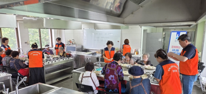 망포2동지역사회보장협의체에서 시니어건강한 집밥 요리교실을 진행하고 있다.