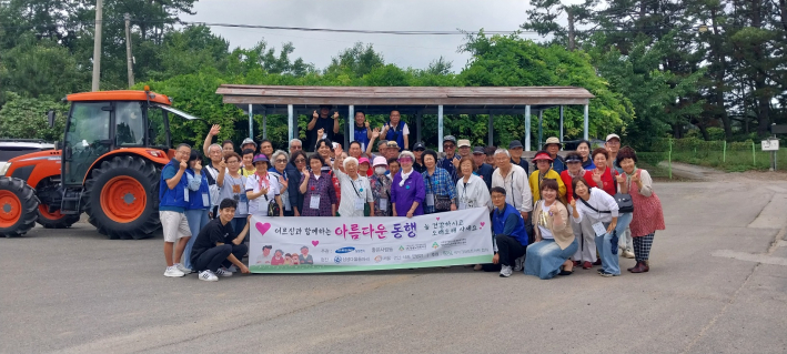 충남 태안 볏가리 마을에서 삼성전기 '좋은사람들'과 함께하는 나들이를 기념하고 있다.