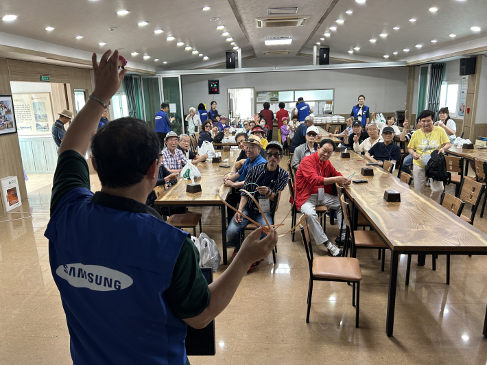 재생종이를 활용한 업사이클링 장미꽃 브로치 만들기