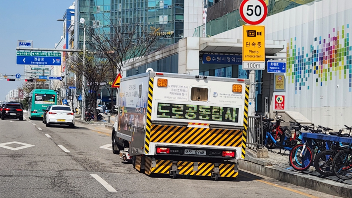 GPR로 도로 동공을 탐사하고 있다.