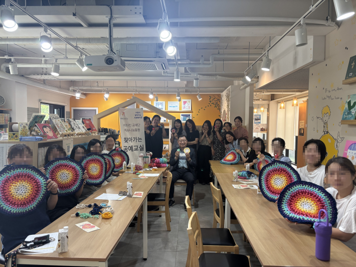 비타민 공예단과 참여한 지역주민, 이필신 관장(중앙)이 단체사진을 촬영한 모습