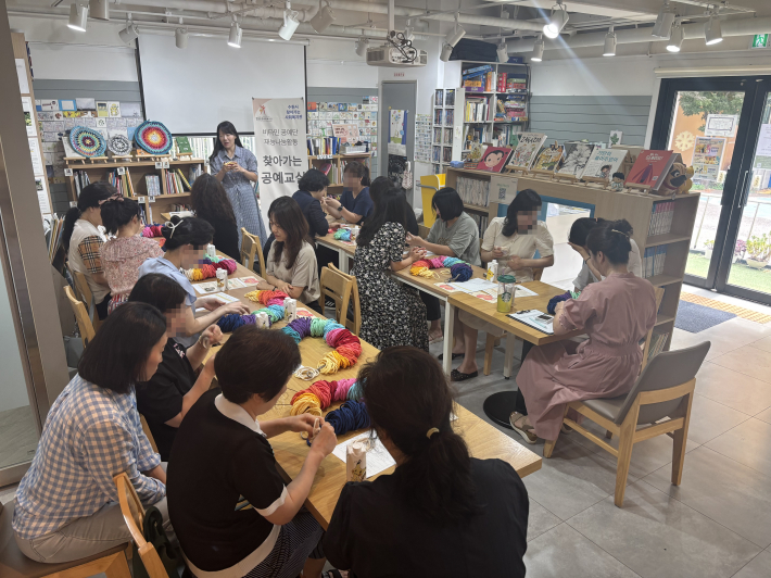 비타민 공예단이 찾아가는 공예교실을 운영하는 모습
