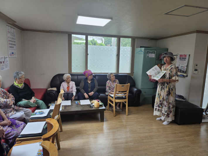 매탄1동 가마니골 경로당에서 치매미술치료협회 신현옥 회장이 치매예방 미술치료 프로그램을 진행하고 있다