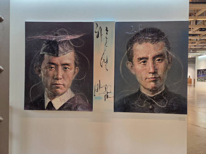 윤동주의 초상화 (박영근)  동맥과 정맥의 붉은 빛은 윤동주의 문학에서 느껴지는 슬픔과 기쁨 등 다양한 감정을 나타낸다.