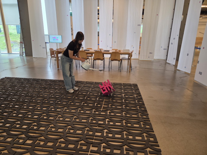 Fatasiless (장준석)  윤동주의 시어 별과 꽃을 매개로 만든 시각 및 설치예술 작품  기자가 보기에 바닥은 검은 색의 꽃이라는 글자로 밤하늘을 상징하고 꽃이라는 보라빛의 꽃이라는 글자는 밤하늘의 별을 상징하는 듯하다.  