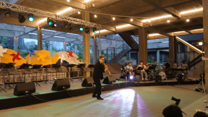 알토색소폰 배성일과 DSM밴드 협연 장면