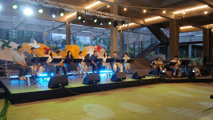 합창단과 DSM밴드의 합연 장면