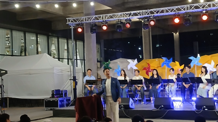 투우사의 노래를 부르는 문형준 단원