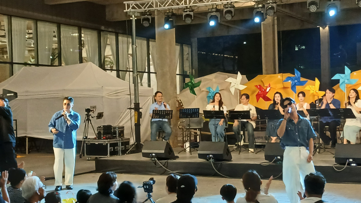 Uptown Funk를 열창하는 문형준(왼족)과 류신기(오른쪽) 단원