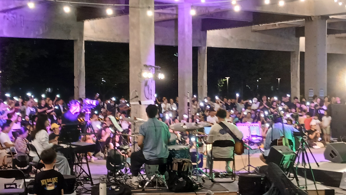 조명과 핸드폰 불빛의 퍼포먼스를 하며 공연을 즐기는 관객들