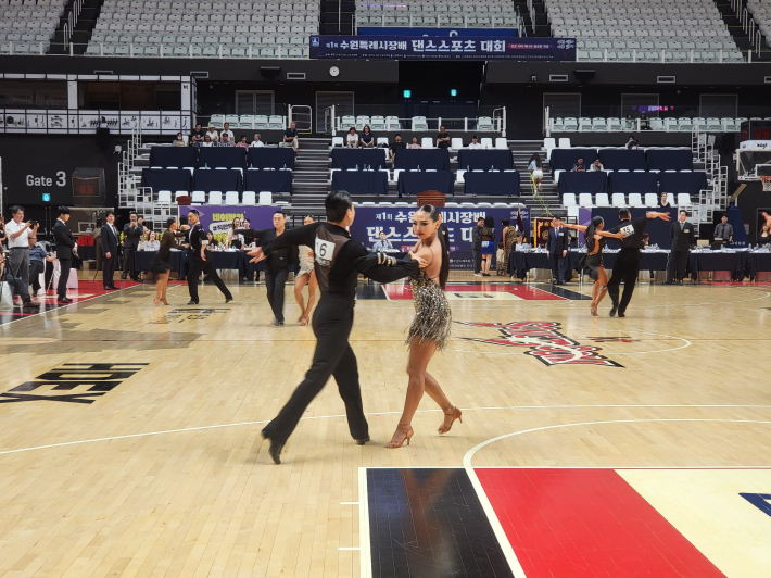 프로가 펼쳐 보인 '프로페셔널 라틴'  