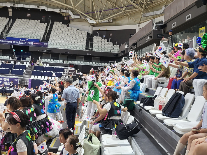 관중석에서 선수들에게 힘을 불어넣은 응원단