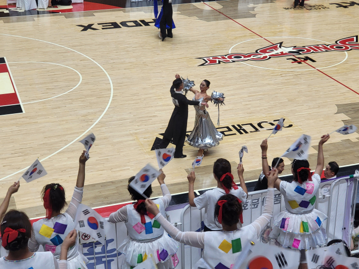 관중석에서 선수들에게 힘을 불어넣은 응원단  