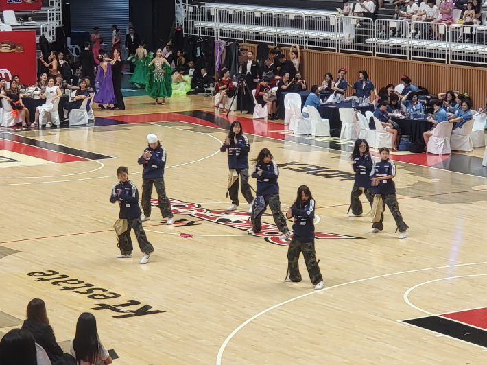 학생들이 펼쳐 보인 스포츠댄스