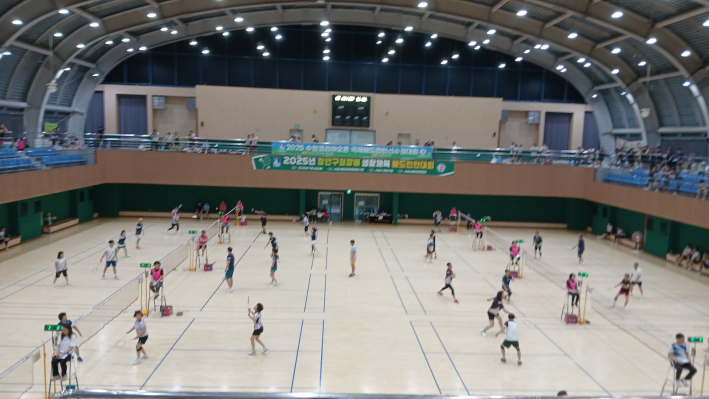 코트에서 경기를 펼치는 선수들