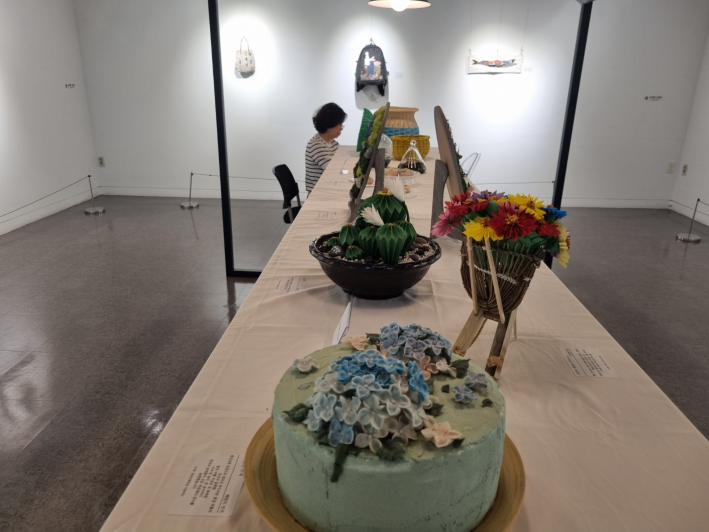 갤러리 영통 한 복판에 수놓은 공예작품 들