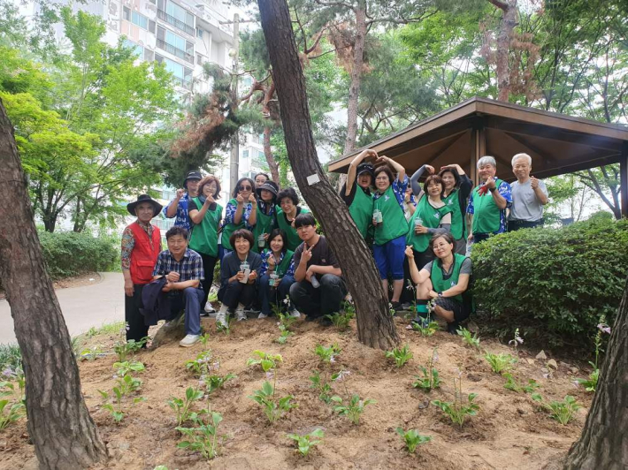 손바닥정원 조성을 마친 봉사단원들이 기념 사진촬영을 하고 있다
