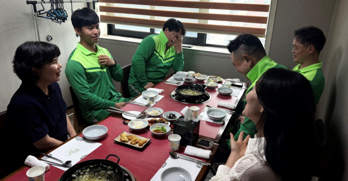 김은정 동장이 취임 이후 정식으로 환경관리원들과 인사하는 모습