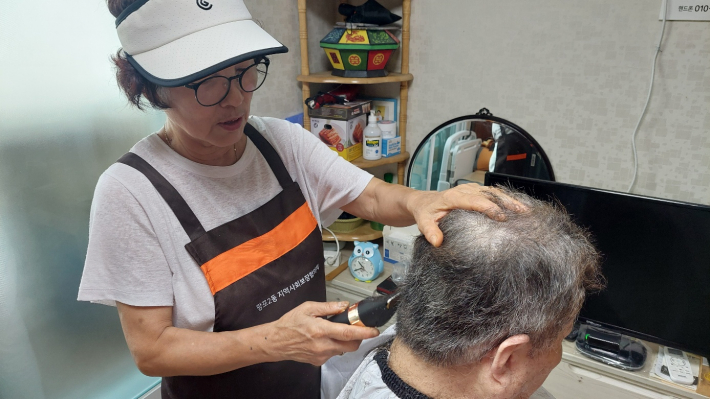 중증 장애인가구 방문하여 미용봉사를 진행하고 있다.