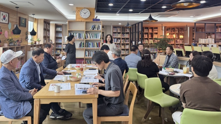 연무동 새마을문고에 모인 연무동 단체협의회