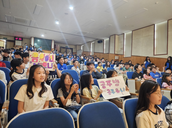 전교생이 모여 친구들의 꿈과 끼를 관람하는 장면