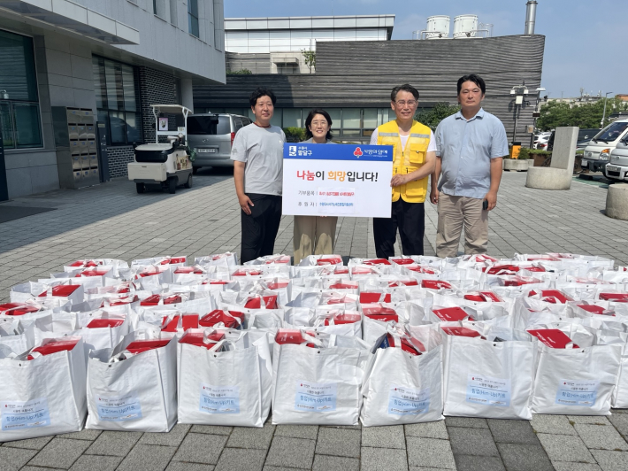 팔달구와 수원다시서기노숙인종합지원센터가 함께 '비발디 나눔 사업' 물품 전달식을 진행하는 모습