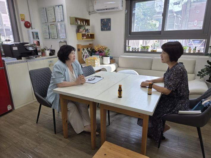 화서1동 신임동장이 관내 사회복지시설을 방문하여 현장 소통을 하고 있다. 