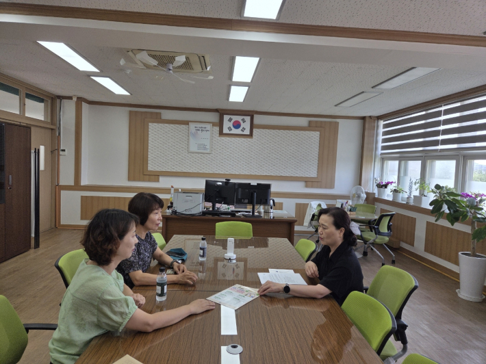 화서1동 행정복지센터에서 화서초등학교를 방문해 수원새빛돌봄 초등 저학년 등하교 동행돌봄 서비스를 안내하고 있다.  