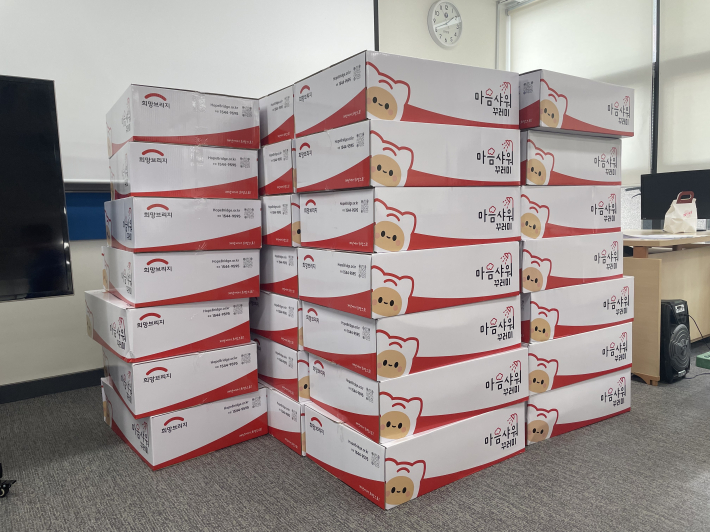 희망브리지 전국재해구호협회에서 지원한 마음샤워꾸러미 800개를 노인맞춤돌봄서비스 취약계층 어르신에게 전달하였다.