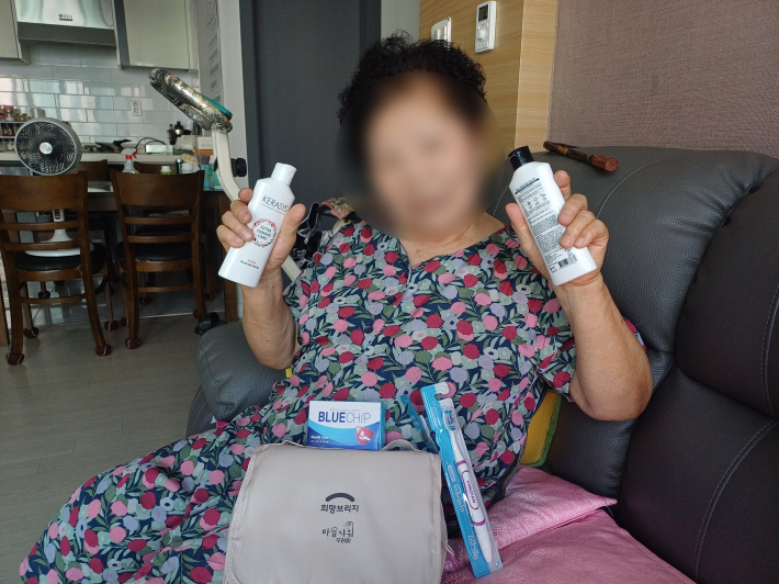 마음샤워꾸러미를 전달 받은 어르신께서 기뻐하고 있다.