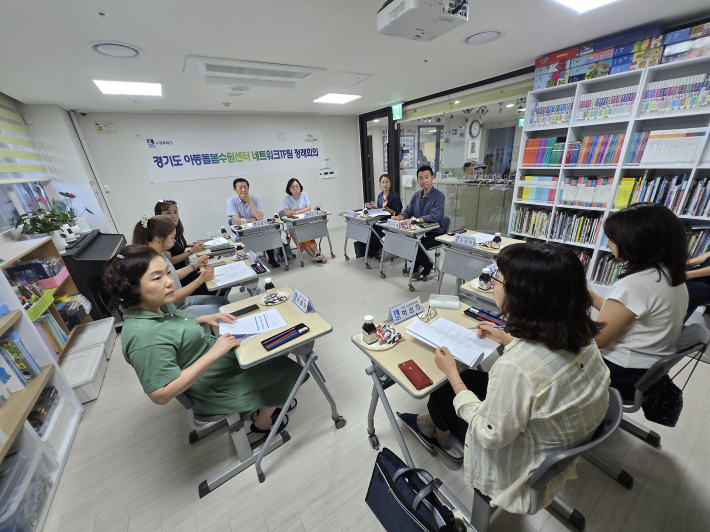 회의중 수원시건강가정지원센터 박성희센터장의 의견을 듣고 있는 장면