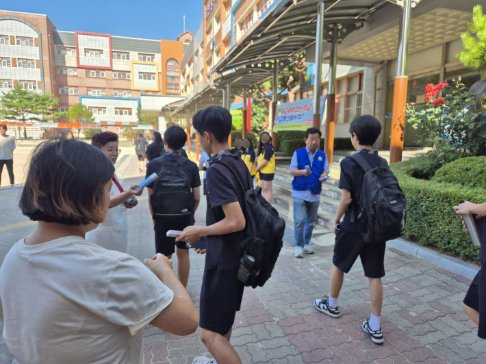 곡선동 바르게살기운동위원회가 곡반중학교에서 학교폭력 근절 캠페인을 진행하고 있다.