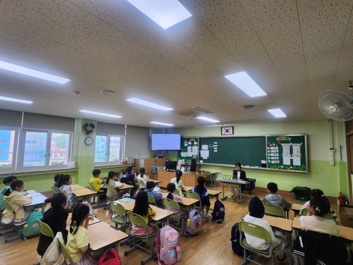 저학년 학생이 칼림바를 연주하기 전에, 선생님 피아노 반주에 맞춰 노래를 부르며 노래를 익히는 모습입니다.