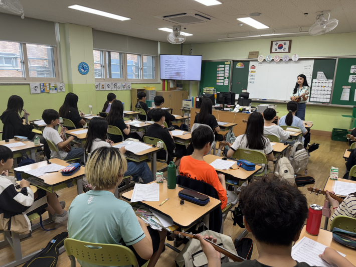 고학년 학생이 우쿨렐레를 연주하는 모습