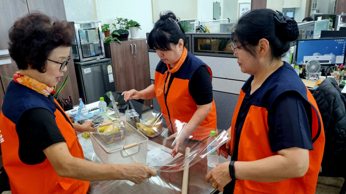 망포2동지역사회보장협의체 위원들이 직접 선물을 준비하고 있다. 